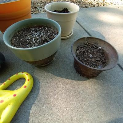 LOT 38 PLANTTING POTS CERAMIC GECKO