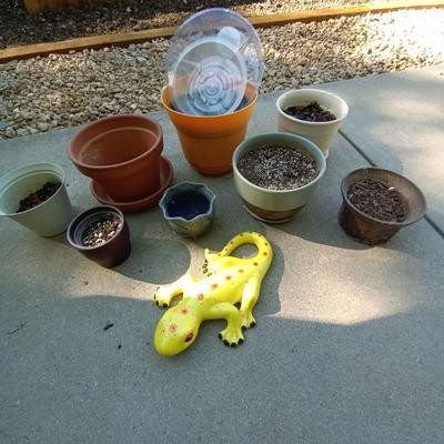 LOT 38 PLANTTING POTS CERAMIC GECKO
