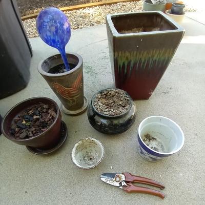 LOT  37 VARIOUS POTS AND PRUNNERS