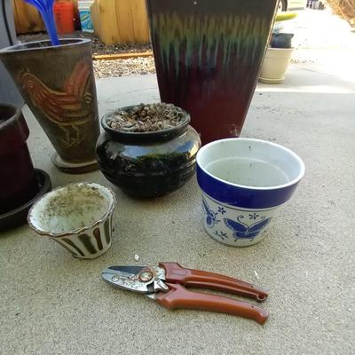 LOT  37 VARIOUS POTS AND PRUNNERS