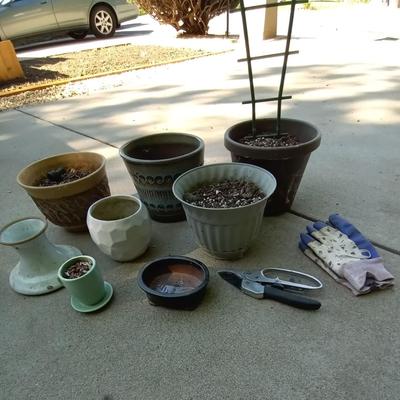 LOT 40 PLANT POTS AND CLIPPERS