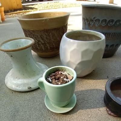LOT 40 PLANT POTS AND CLIPPERS