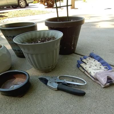 LOT 40 PLANT POTS AND CLIPPERS