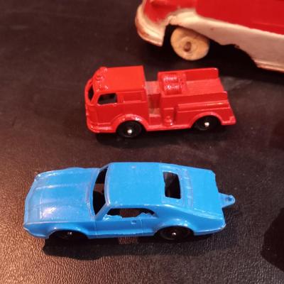 LOT 88  VINTAGE METAL AND 1 RUBBER TOY CARS