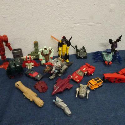 LOT 144. TRANSFORMERS AND TRANSFORMER TYPE TOYS