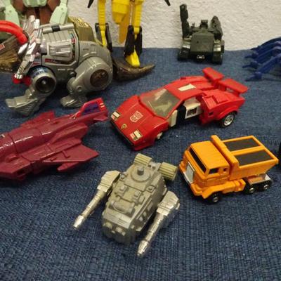 LOT 144. TRANSFORMERS AND TRANSFORMER TYPE TOYS