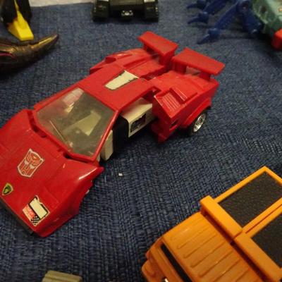 LOT 144. TRANSFORMERS AND TRANSFORMER TYPE TOYS