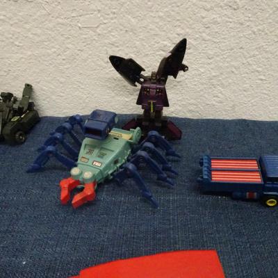 LOT 144. TRANSFORMERS AND TRANSFORMER TYPE TOYS