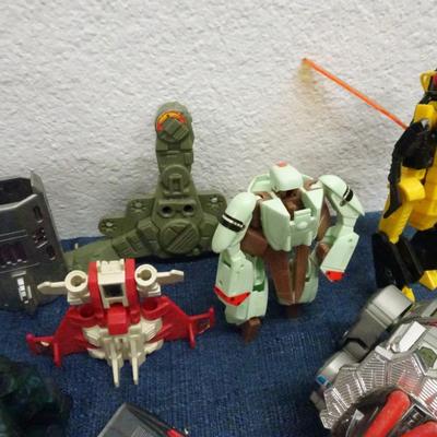 LOT 144. TRANSFORMERS AND TRANSFORMER TYPE TOYS