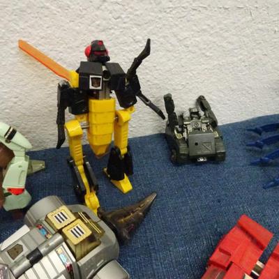 LOT 144. TRANSFORMERS AND TRANSFORMER TYPE TOYS