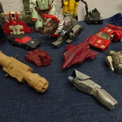 LOT 144. TRANSFORMERS AND TRANSFORMER TYPE TOYS