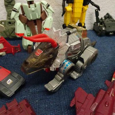 LOT 144. TRANSFORMERS AND TRANSFORMER TYPE TOYS