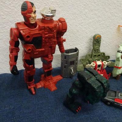 LOT 144. TRANSFORMERS AND TRANSFORMER TYPE TOYS