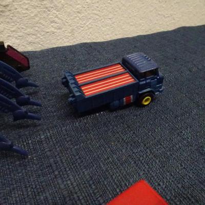 LOT 144. TRANSFORMERS AND TRANSFORMER TYPE TOYS
