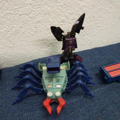 LOT 144. TRANSFORMERS AND TRANSFORMER TYPE TOYS
