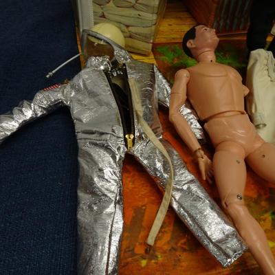 LOT 149. VINTAGE GI JOE DOLLS, ASTRONAUT SUIT AND HELMET GI SENTRY POST CARRYING CASE