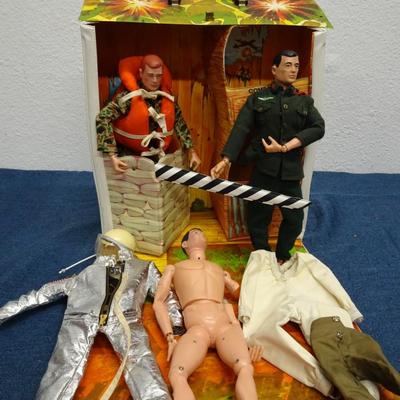 LOT 149. VINTAGE GI JOE DOLLS, ASTRONAUT SUIT AND HELMET GI SENTRY POST CARRYING CASE