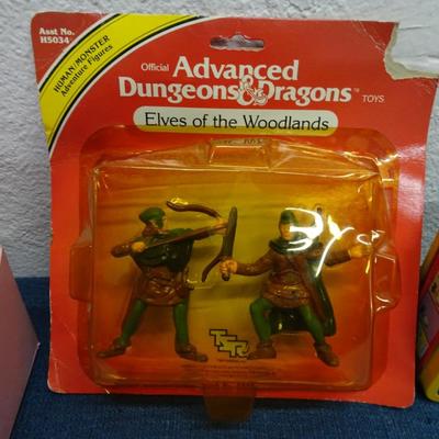 LOT 150. DUNGEON AND DRAGONS FIGURINES, PEANUTS BOX AND HUG ME PLUSH