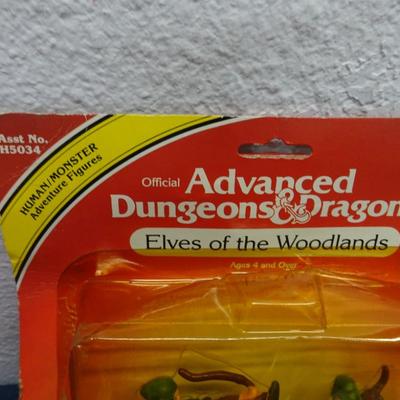 LOT 150. DUNGEON AND DRAGONS FIGURINES, PEANUTS BOX AND HUG ME PLUSH