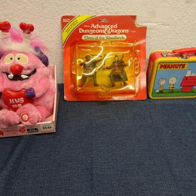 LOT 150. DUNGEON AND DRAGONS FIGURINES, PEANUTS BOX AND HUG ME PLUSH
