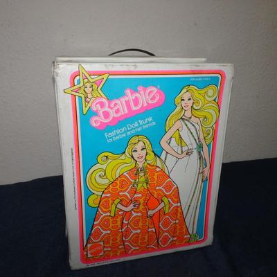LOT 151. BARBIE AND KEN DOLL WITH CARRYING CASE