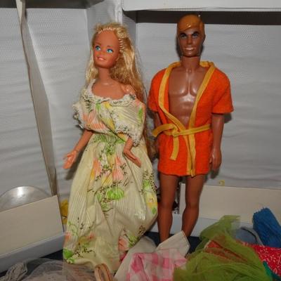 LOT 151. BARBIE AND KEN DOLL WITH CARRYING CASE