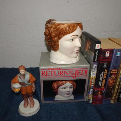 LOT 154. STAR WARS ITEMS AND STAR WARS BOOKS