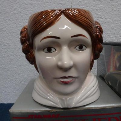 LOT 154. STAR WARS ITEMS AND STAR WARS BOOKS