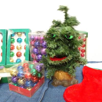 LOT 159. HOLIDAY DECOR AND SINGING TREE