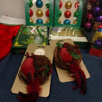 LOT 159. HOLIDAY DECOR AND SINGING TREE