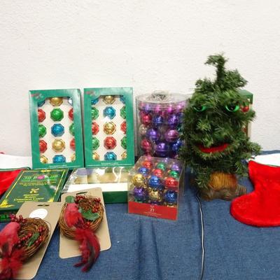 LOT 159. HOLIDAY DECOR AND SINGING TREE