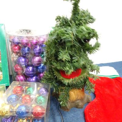LOT 159. HOLIDAY DECOR AND SINGING TREE