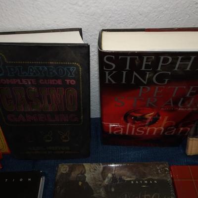 LOT 166. COLLECTION OF BOOKS INCLUDING BATMAN NIGHT CRIES