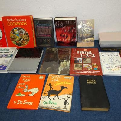 LOT 166. COLLECTION OF BOOKS INCLUDING BATMAN NIGHT CRIES