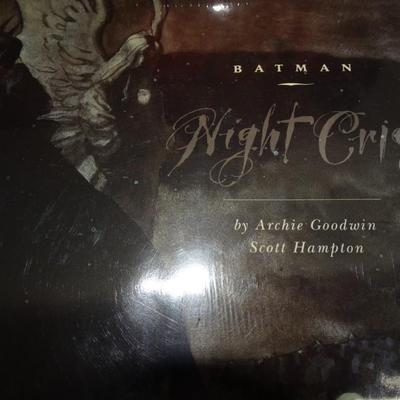 LOT 166. COLLECTION OF BOOKS INCLUDING BATMAN NIGHT CRIES