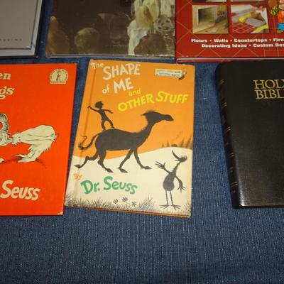 LOT 166. COLLECTION OF BOOKS INCLUDING BATMAN NIGHT CRIES