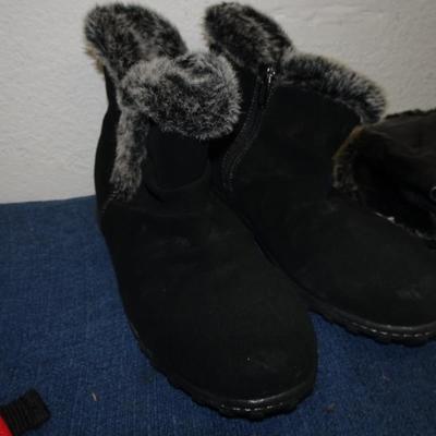 LOT 172. BACK PACK, BOOTS AND HAT