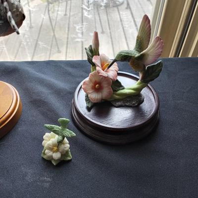 LOT 61 HUMMINGBIRD DECOR