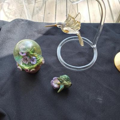 LOT 69 HUMMINGBIRD DECOR