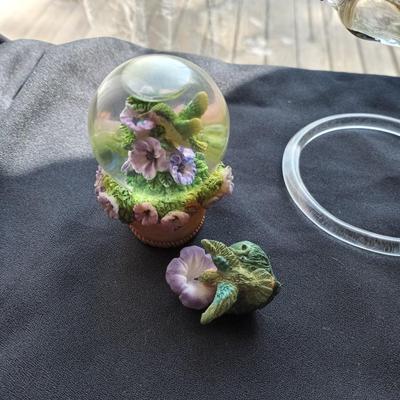 LOT 69 HUMMINGBIRD DECOR