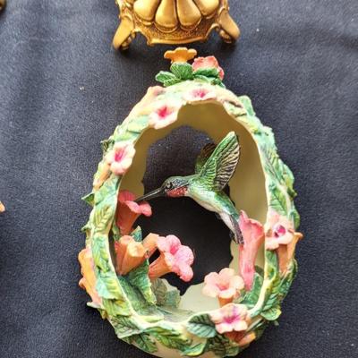 LOT 71 FRANKLIN MINT FABERGE HUMMINGBIRD EGGS WITH AUTHENTICITY