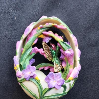 LOT 76 FRANKLIN MINT FABERGE HUMMINGBIRD EGGS WITH AUTHENTICITY