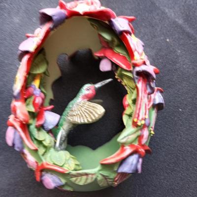 LOT 76 FRANKLIN MINT FABERGE HUMMINGBIRD EGGS WITH AUTHENTICITY