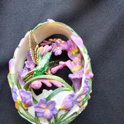 LOT 76 FRANKLIN MINT FABERGE HUMMINGBIRD EGGS WITH AUTHENTICITY