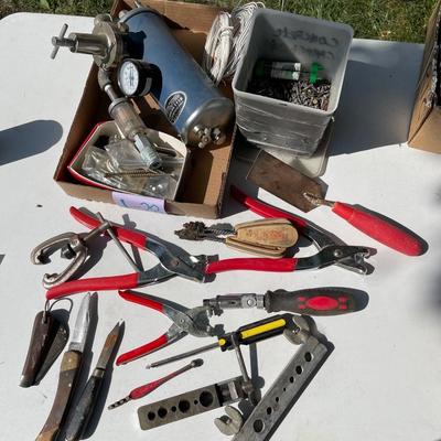 LS7-Miscellaneous hand tools, knives, tack nails and air control unit