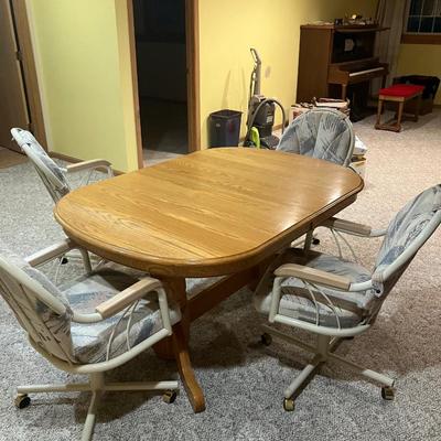 Dinning table / 4 swivel chairs on castors