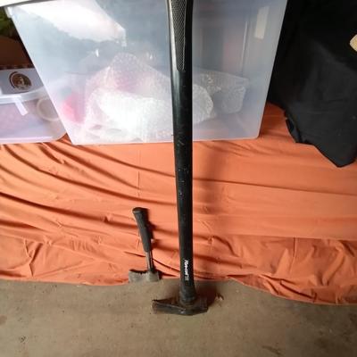 LOT 93 FIBRE-CORE SLEDGEHAMMER AND AXE