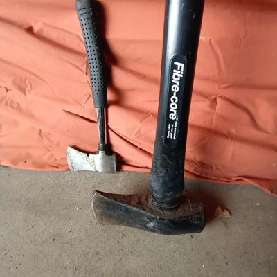 LOT 93 FIBRE-CORE SLEDGEHAMMER AND AXE