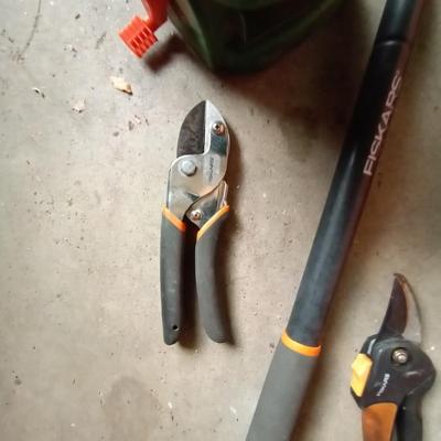 LOT 92 FISKARS CLIPPERS-SCOTTS HAND FERTILIZER