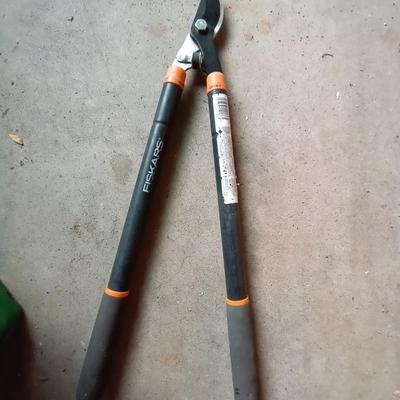 LOT 92 FISKARS CLIPPERS-SCOTTS HAND FERTILIZER